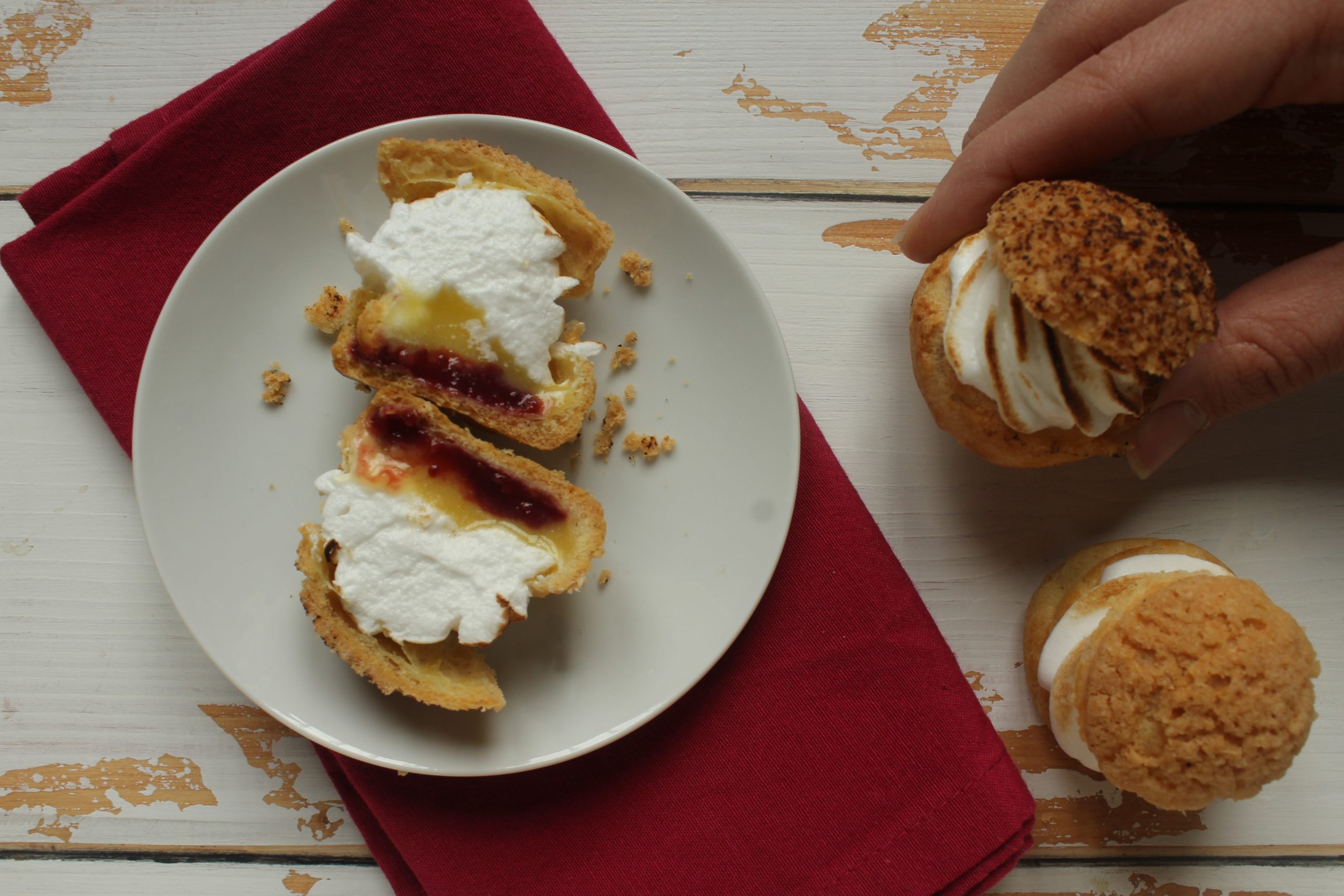 Bignè craquelin con composta di lampone e lemon curd