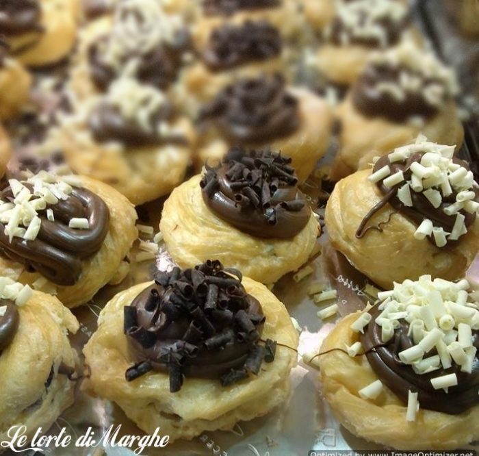 Bignè fritti farciti con crema pasticcera