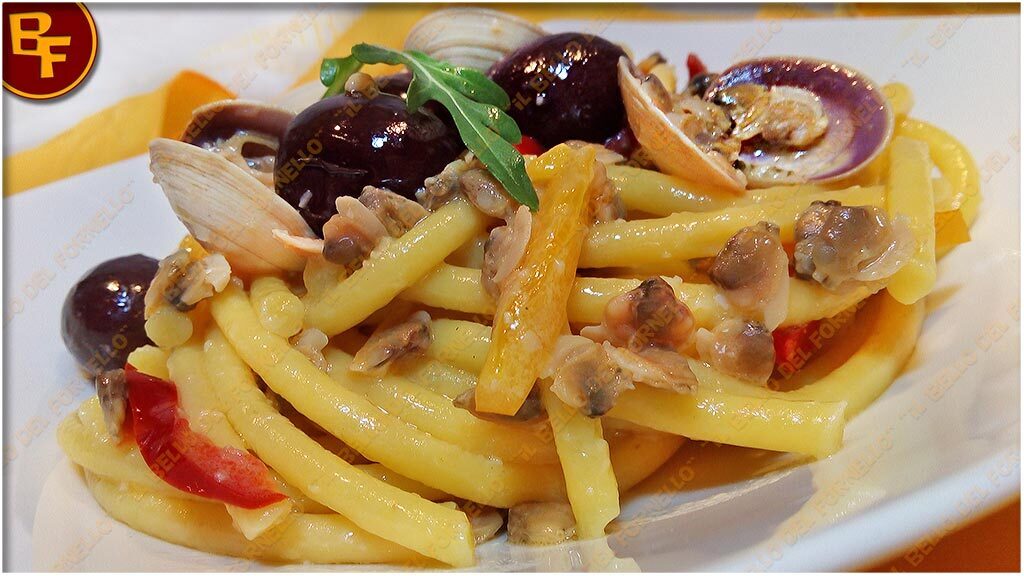 Bigoli con vongole veraci peperoni e olive