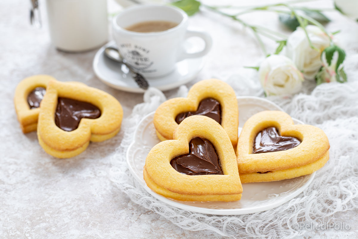 Biscotti a cuore ripieni con crema alle nocciole