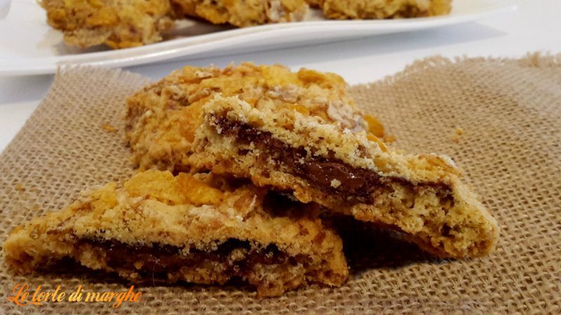Biscotti ai cornflakes ripieni di nutella