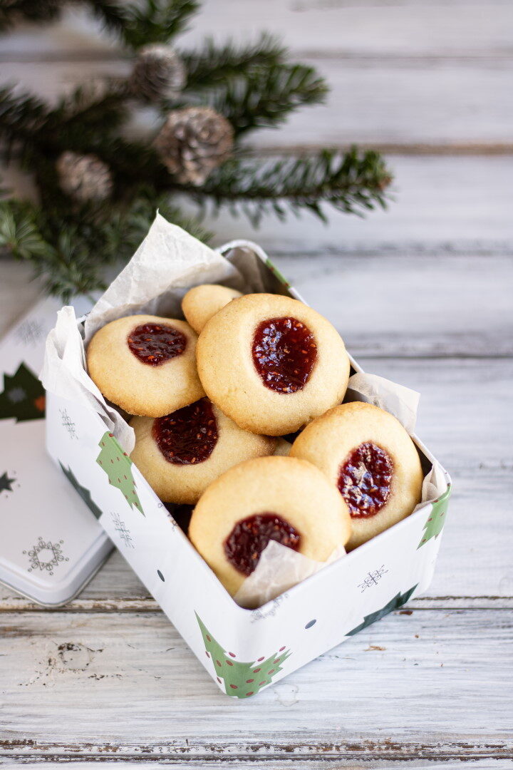Biscotti al burro con confettura di lamponi (thumbprint cookies)