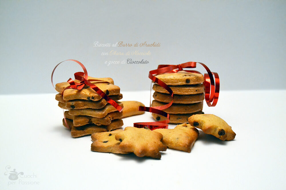 Biscotti al burro di arachidi con okara di nocciole e gocce di cioccolato