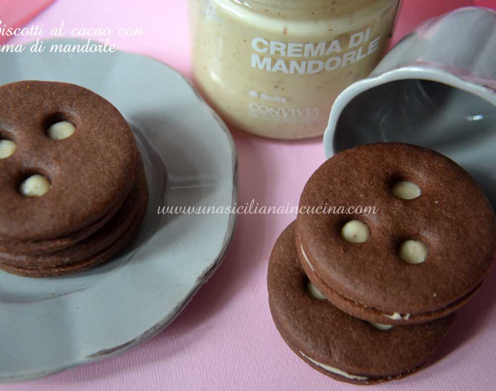 Biscotti al cacao con crema di mandorle