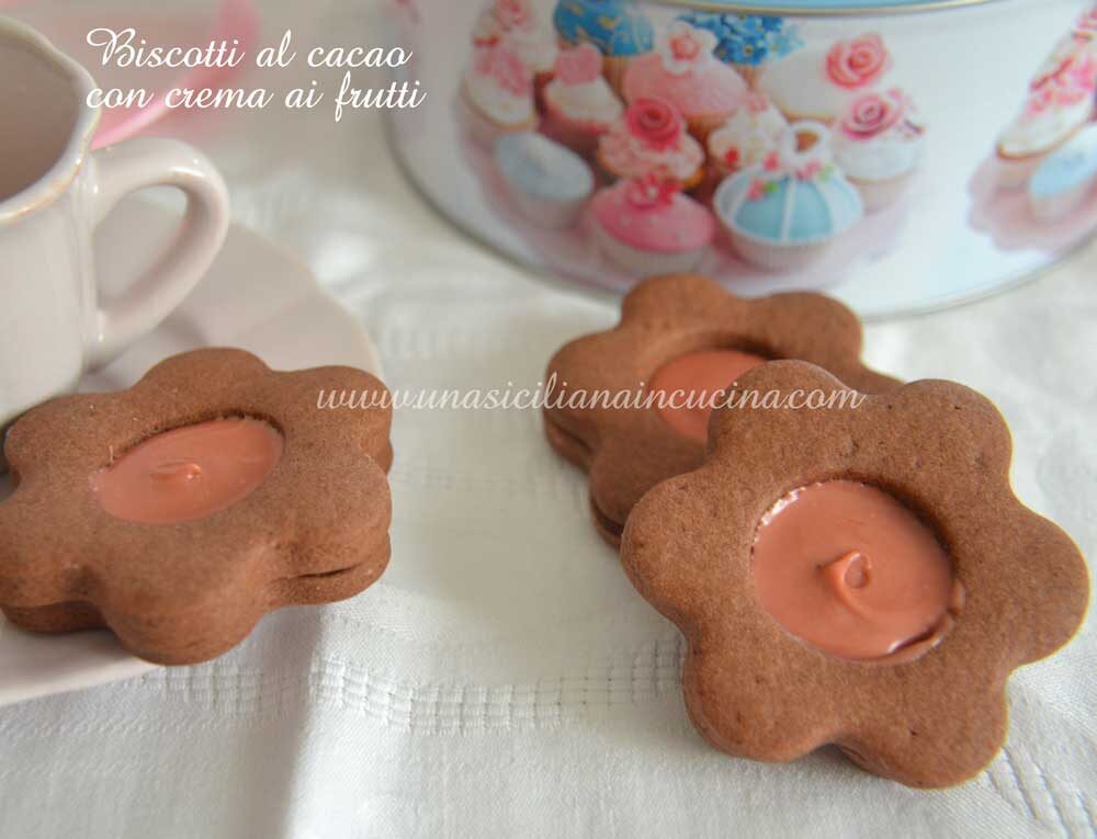 Biscotti al cacao con crema frutti di bosco