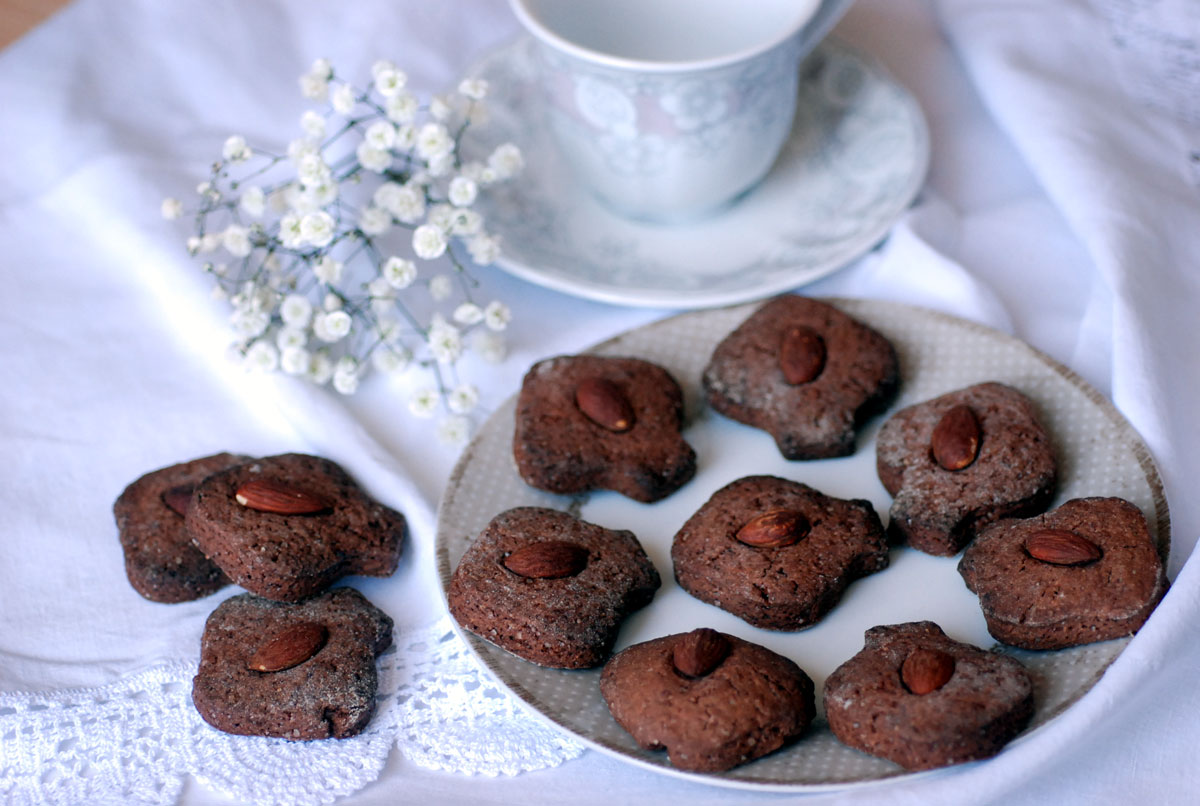 Biscotti al cacao e farina di farro, ideali per la colazione