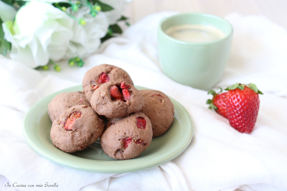 Biscotti al cacao e fragole