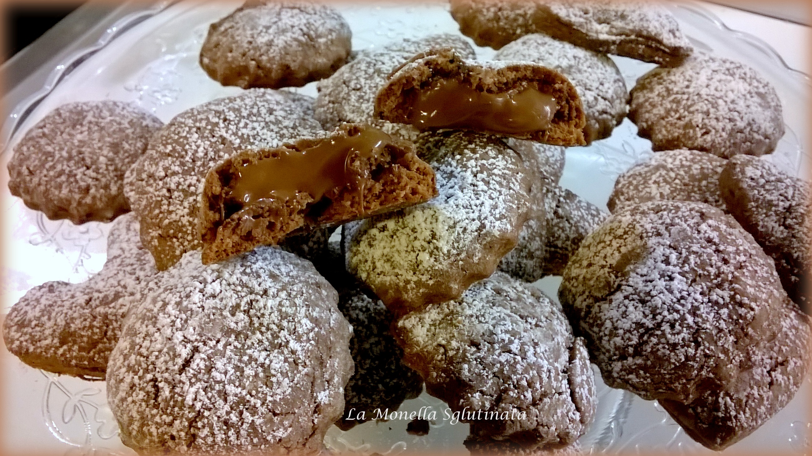Biscotti al cioccolato con cuore di crema di nocciole