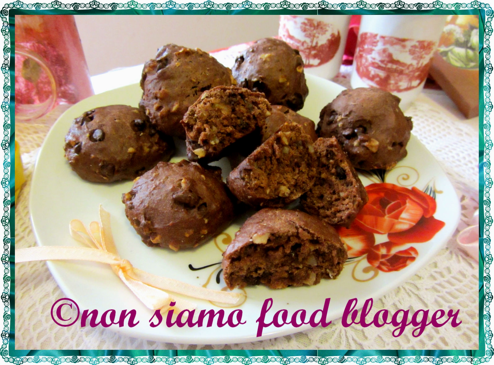 Biscotti al cioccolato morbidi con granella di nocciole, ovvero double chocolate chips cookies  light a modo mio