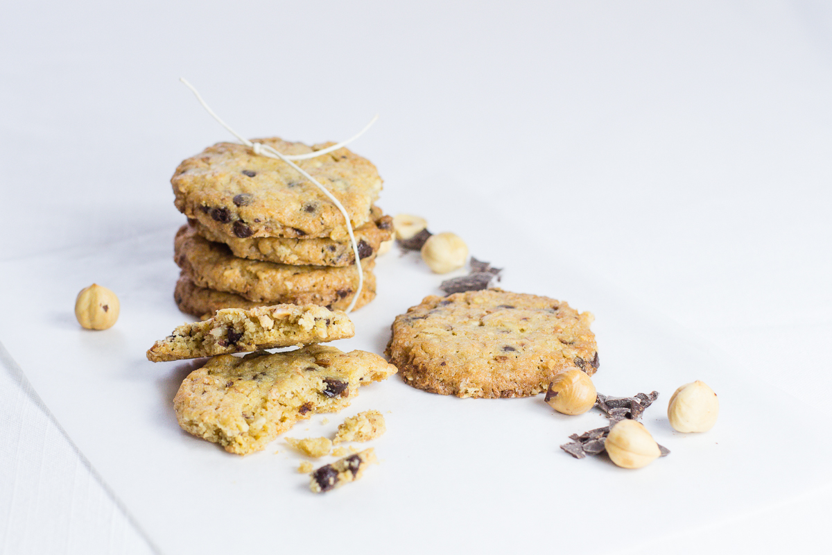 Biscotti al cioccolato, nocciole e cannella {o cookies in a jar}