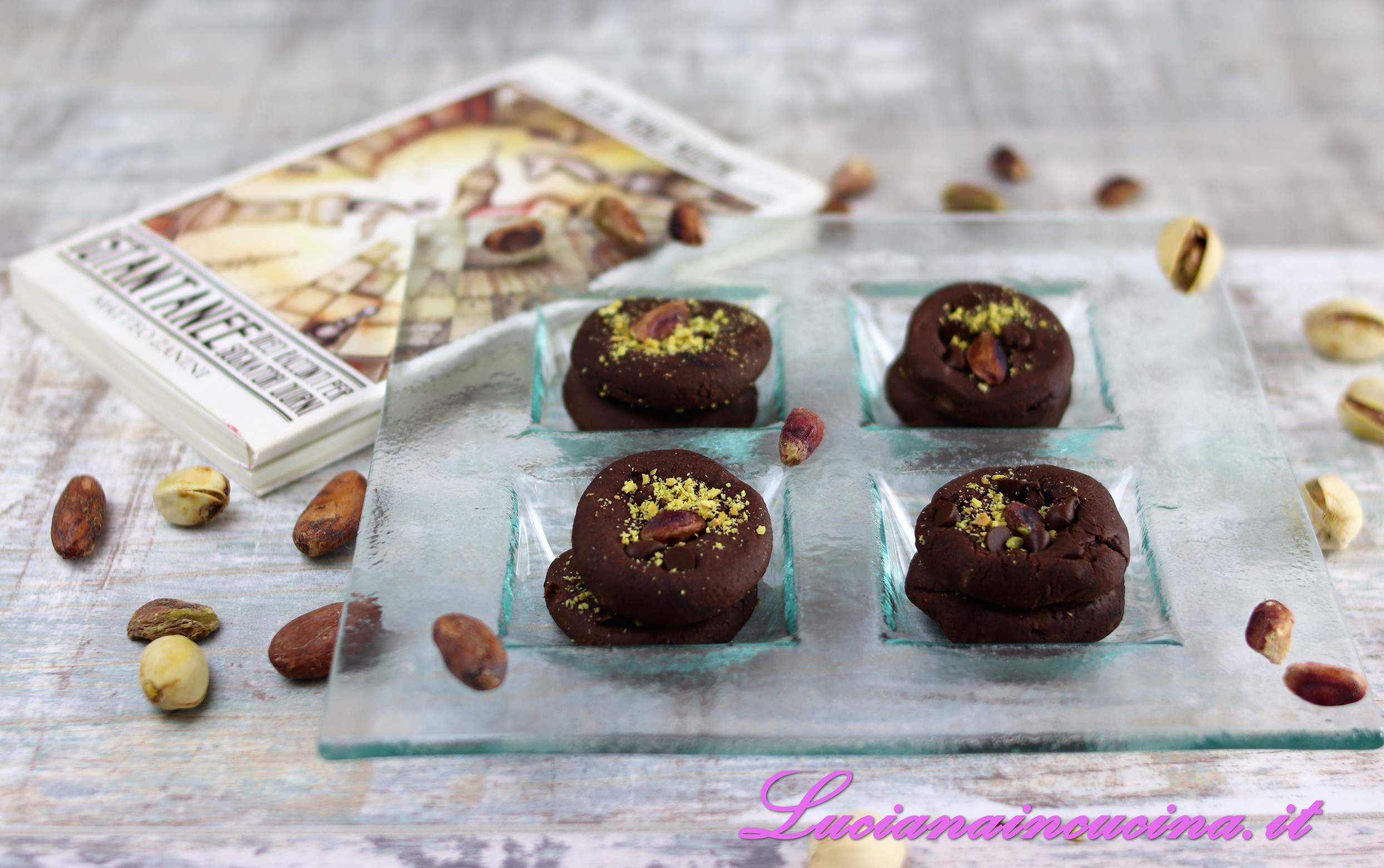 Biscotti al microonde con cacao e pistacchi