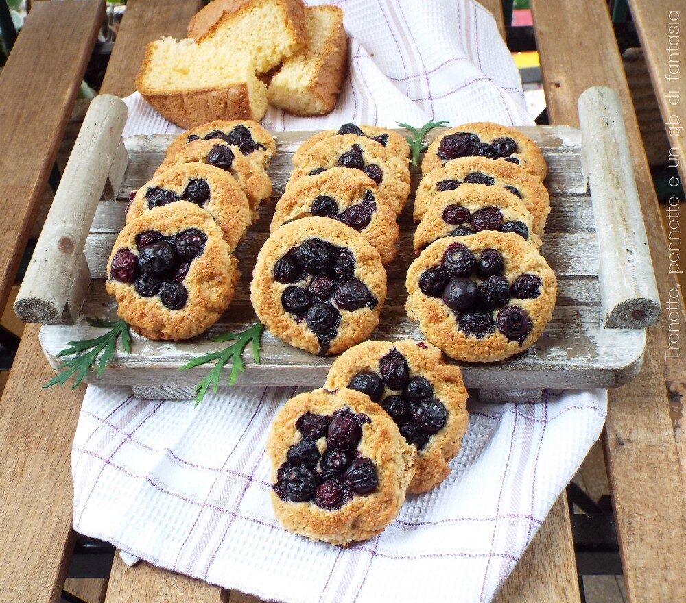 Biscotti al pandoro, yogurt e mirtilli