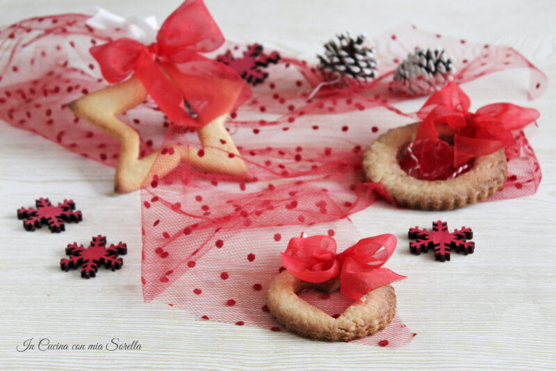 Biscotti alla cannella per decorare l’albero