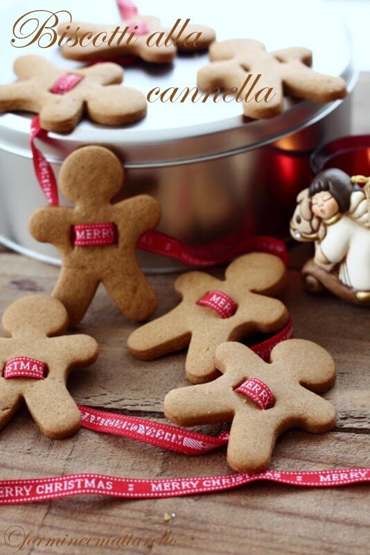 Biscotti alla cannella per le decorazioni di Natale