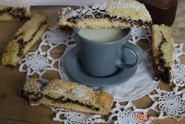 Biscotti alla crema di nocciole e cioccolato fondente