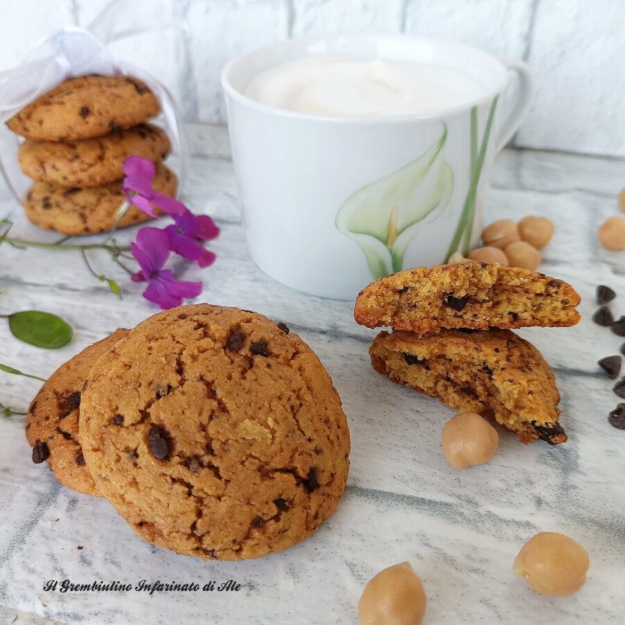 Biscotti alla farina di ceci e scaglie di cioccolato