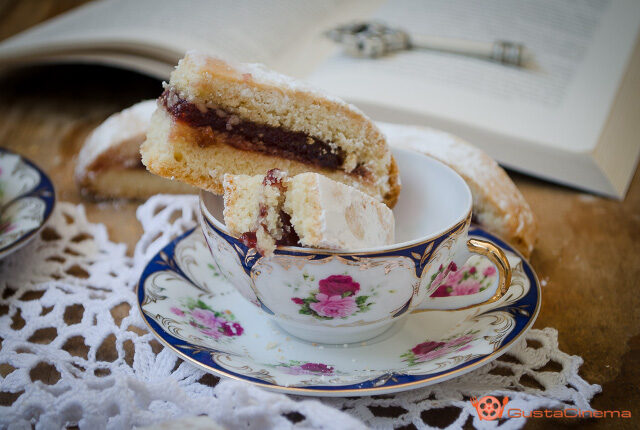 Biscotti alla marmellata di ciliegie