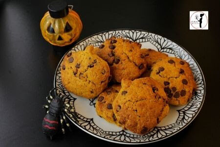Biscotti alla zucca e cioccolato fondente senza uova in friggitrice ad aria per la merenda di halloween