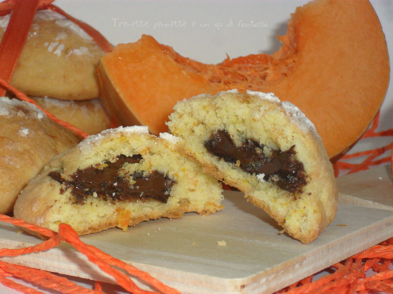 Biscotti alla zucca ripieni di cioccolato