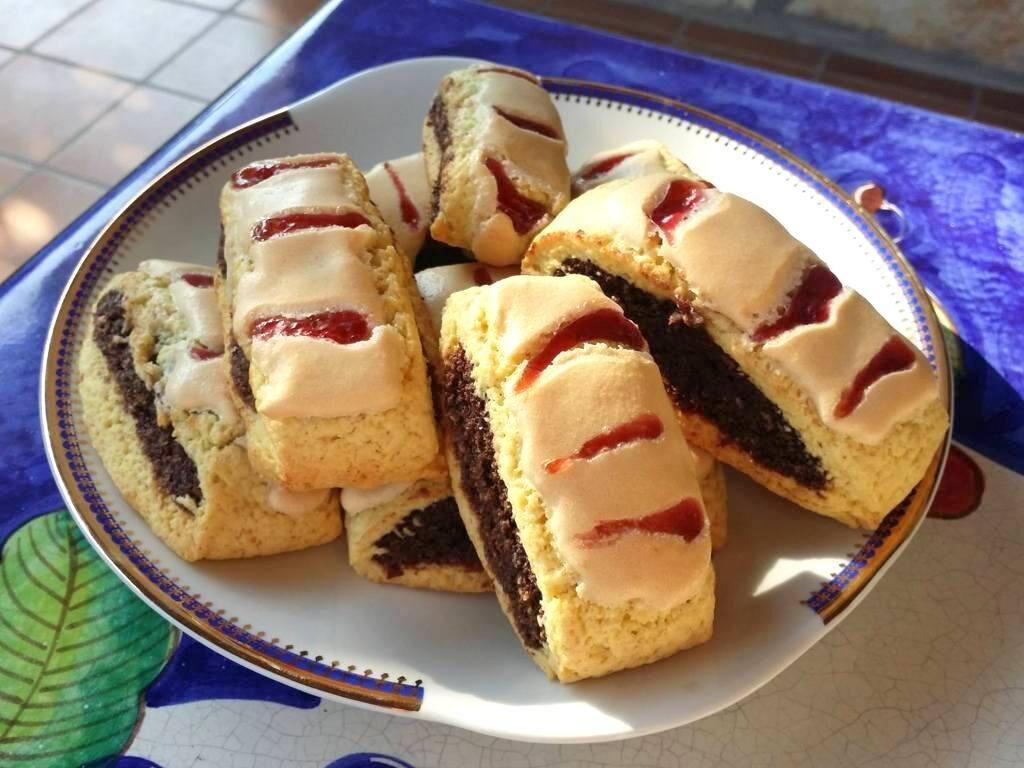 Biscotti all’amarena con riciclo di pandoro