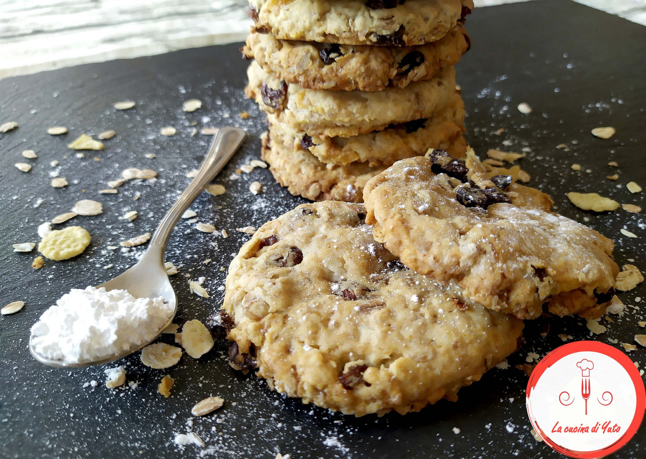 Biscotti all’avena con muesli e uvetta