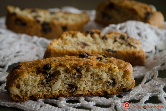 Biscotti alle mandorle con gocce di cioccolato