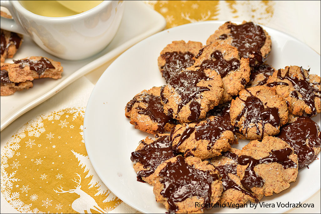Biscotti alle mandorle semplici con cioccolato e cocco