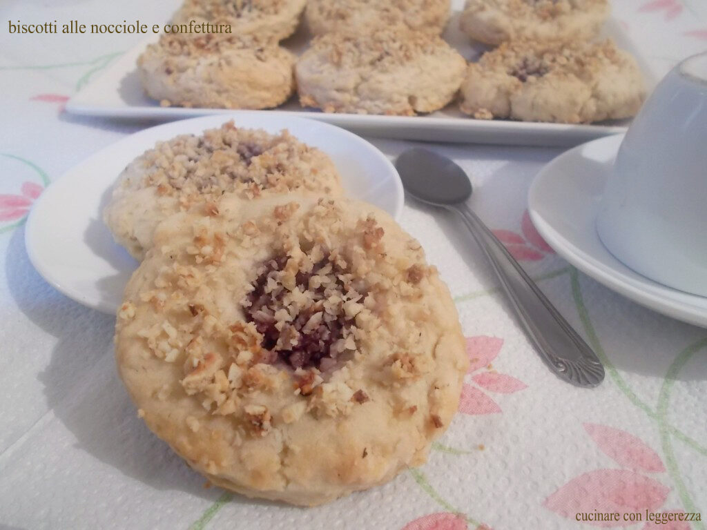 Biscotti alle nocciole e confettura