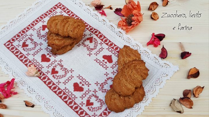 Biscotti alle nocciole senza zucchero con farina di farro