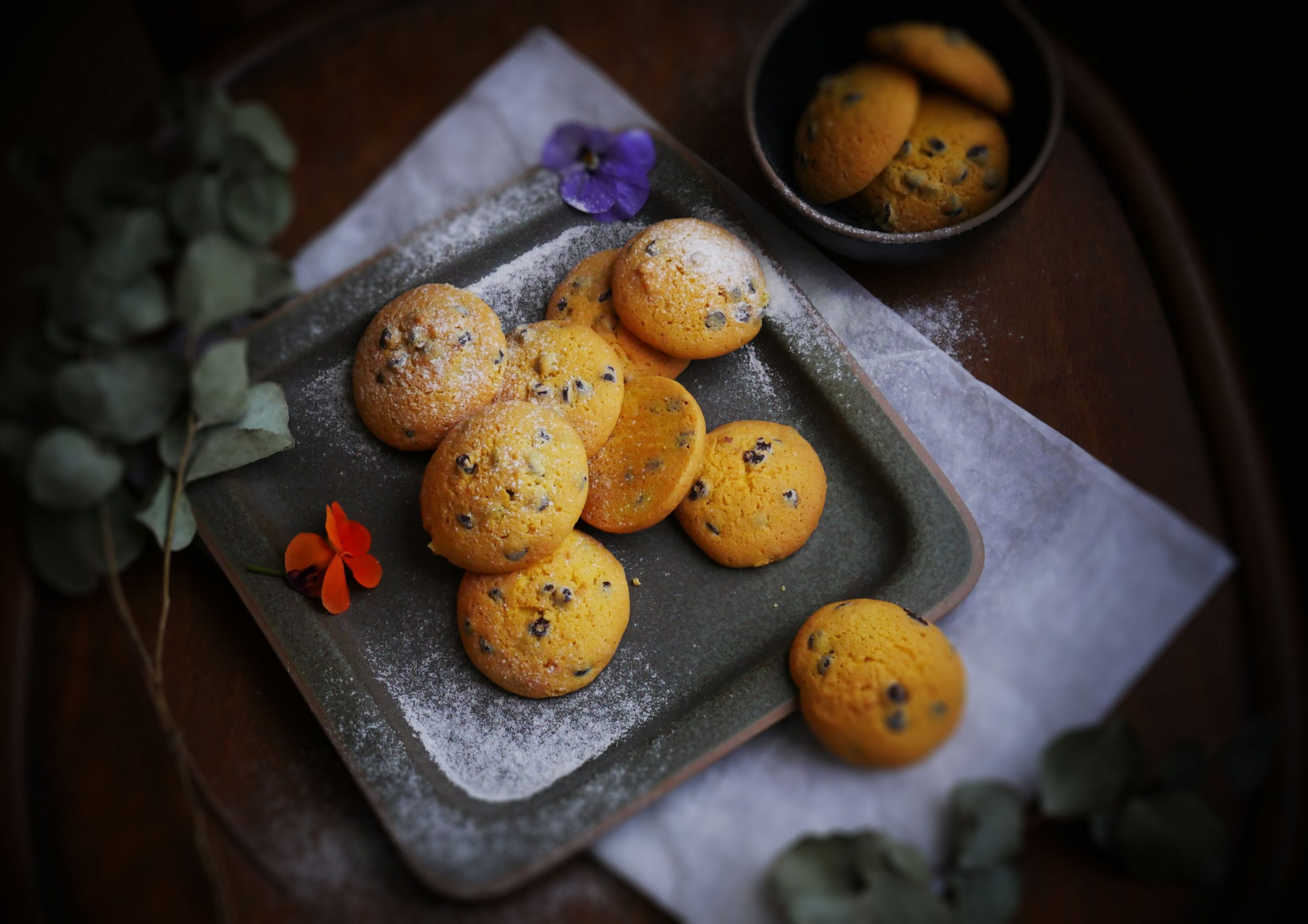 Biscotti allo zafferano e gocce di cioccolato