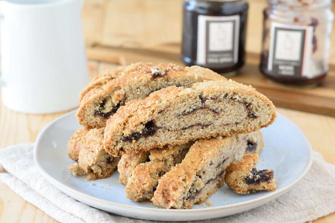 Biscotti arrotolati al grano saraceno e confettura di more