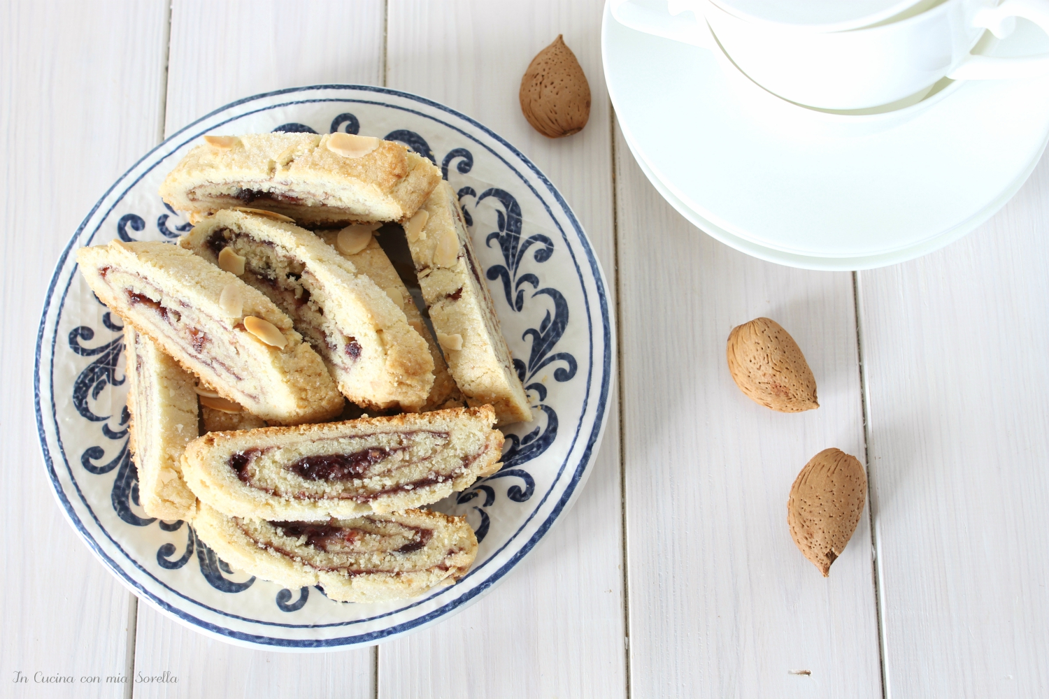 Biscotti arrotolati alle mandorle con confettura