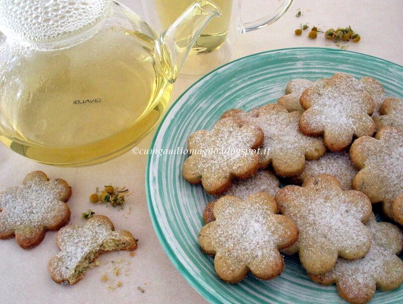 Biscotti Camomillini, ovvero I fiorellini di camomilla per il tè delle Comari