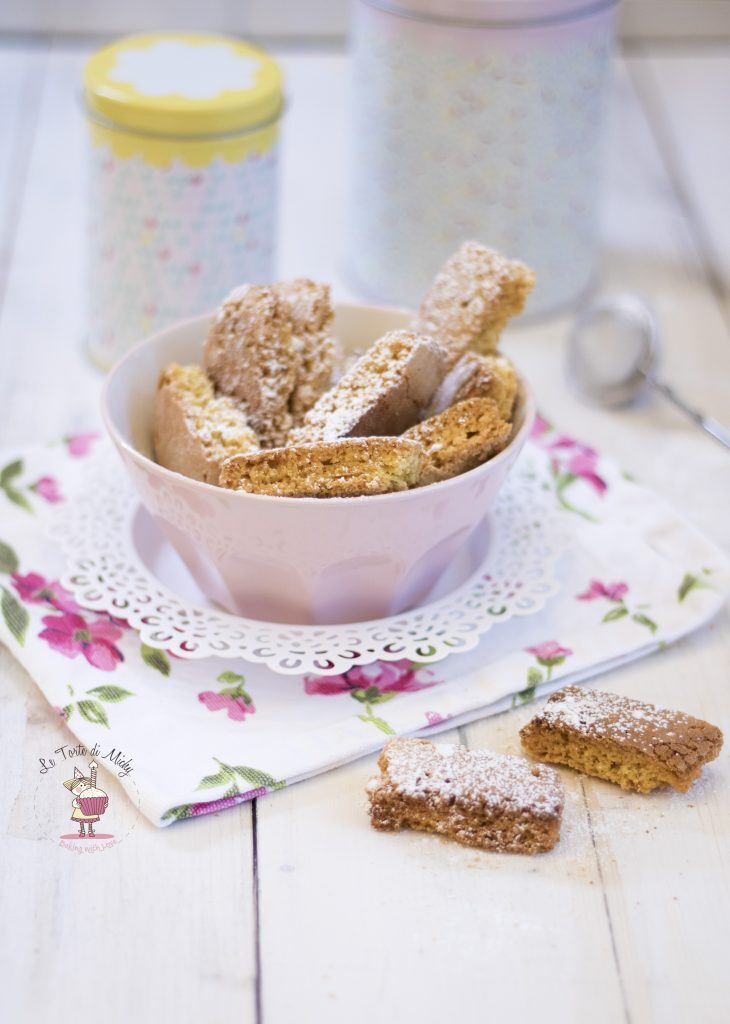Biscotti caserecci con riciclo di pan di spagna alle nocciole