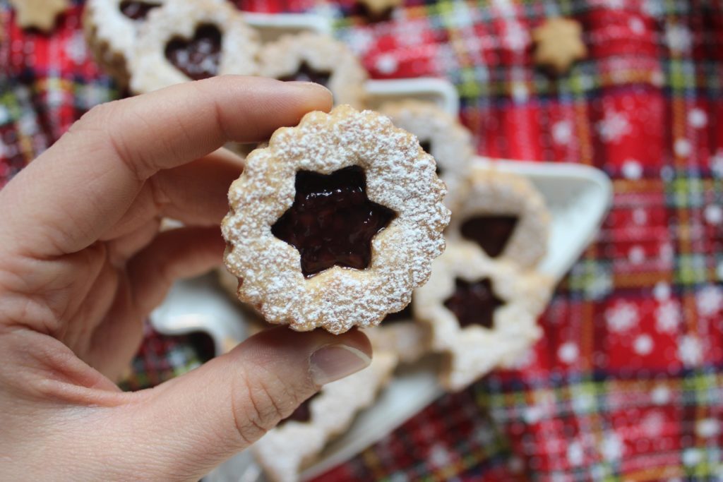 Biscotti con composta di lamponi e cannella