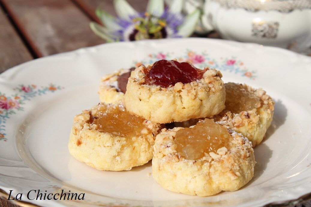 Biscotti con confettura e nocciole