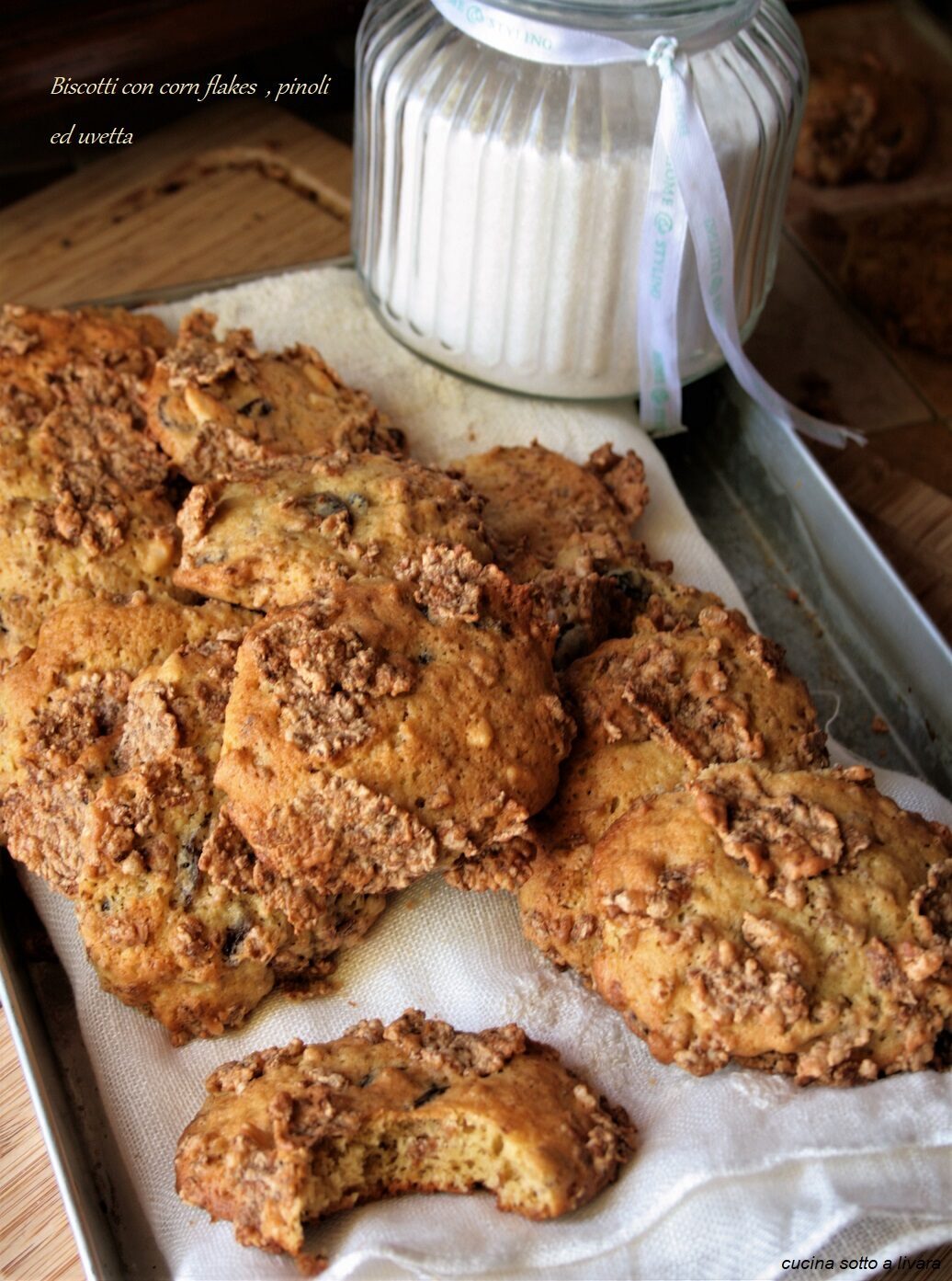BISCOTTI CON CORN FLAKES , PINOLI ED UVETTA