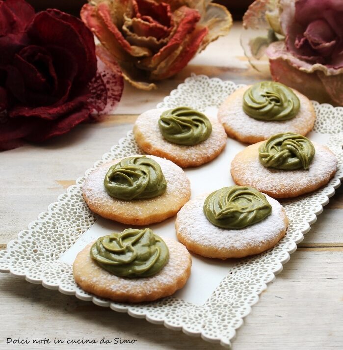 Biscotti con crema al pistacchio
