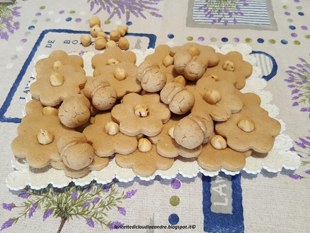 Biscotti con crema alla nocciola