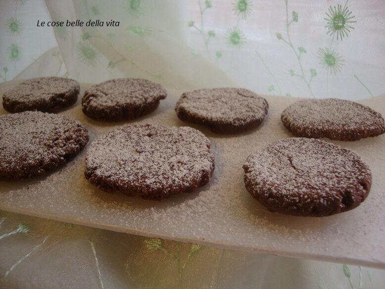 Biscotti con crema di nocciole cotti in padella
