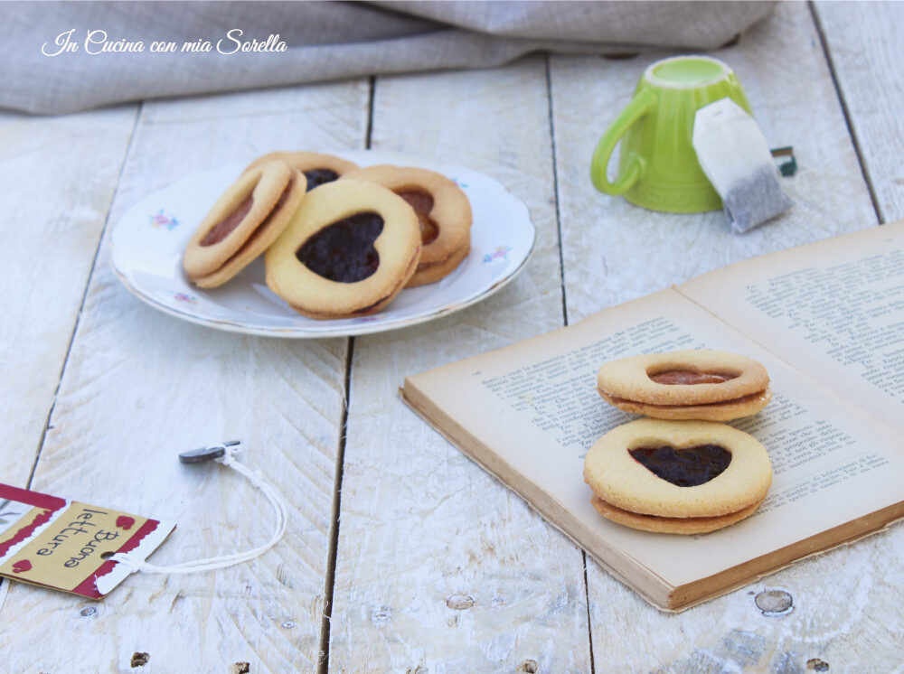 Biscotti con cuore di marmellata