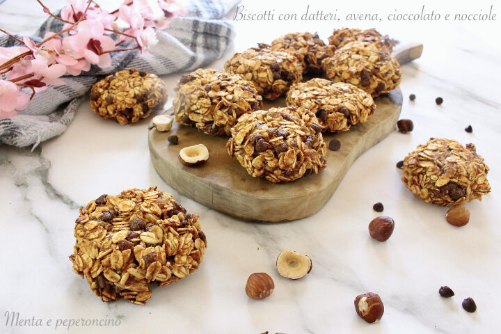 Biscotti con datteri, avena, cioccolato e nocciole