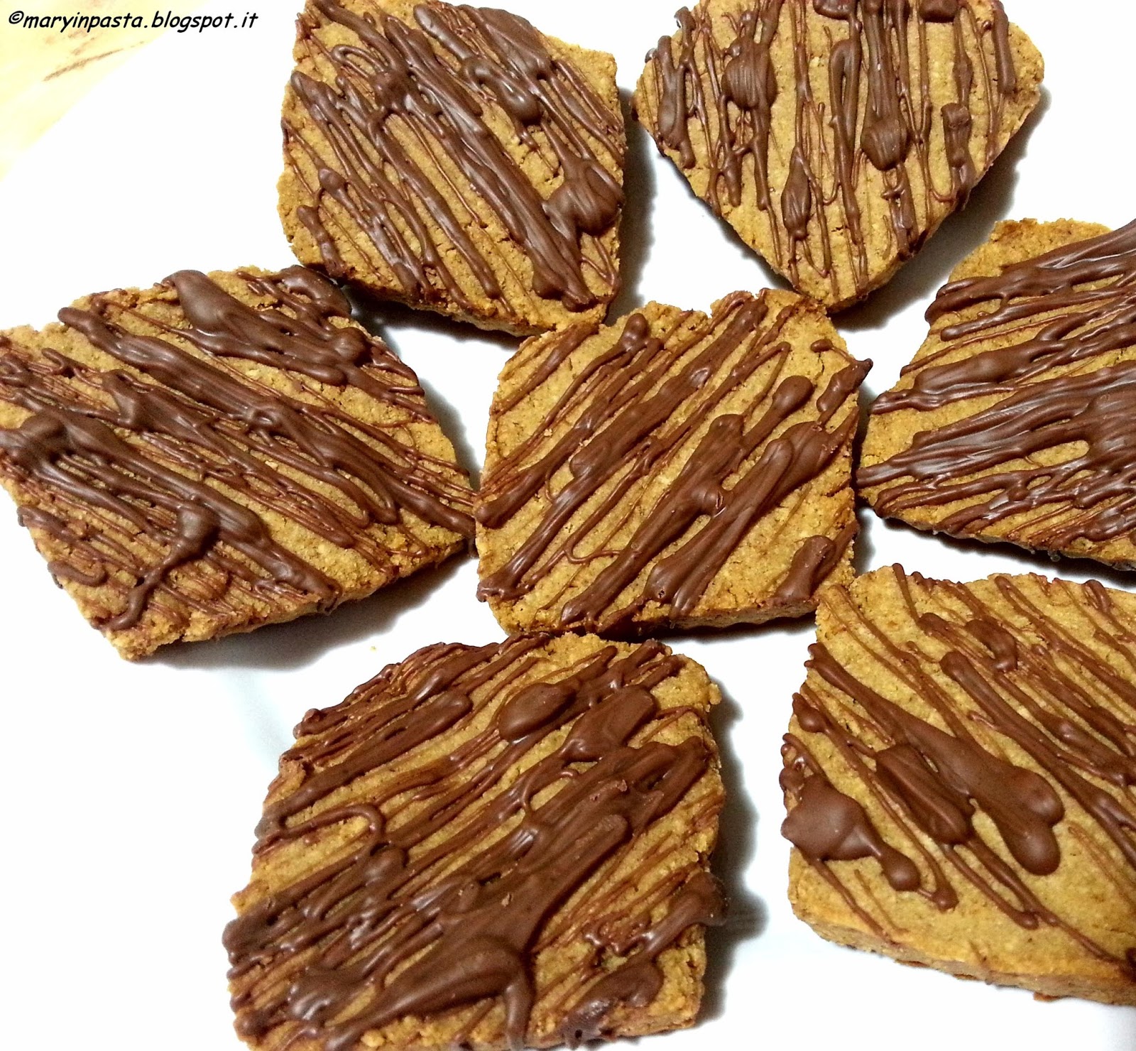 Biscotti con digestive al latte e miele ricoperti di cioccolato al latte