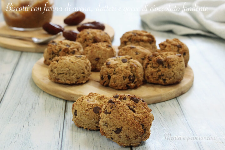 Biscotti con farina di avena, datteri e gocce di cioccolato