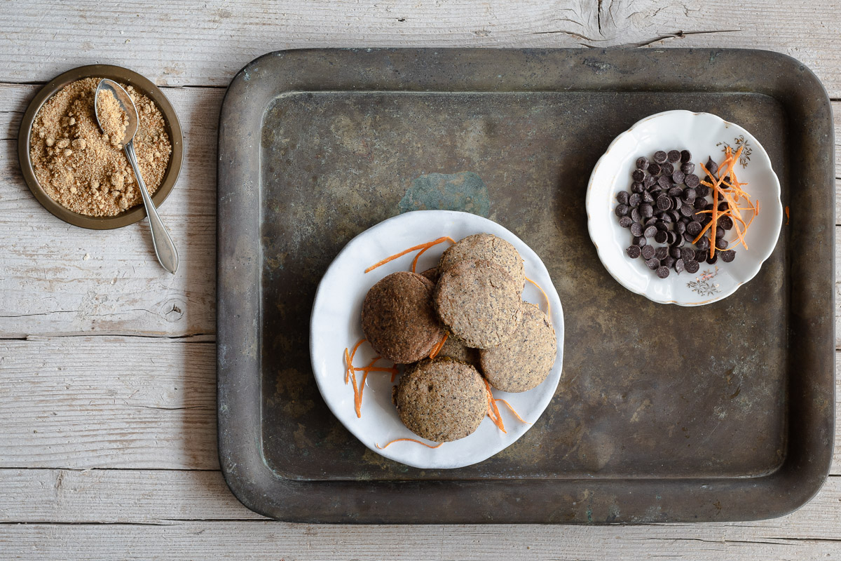 Biscotti con farina di farro, cioccolato e arancia