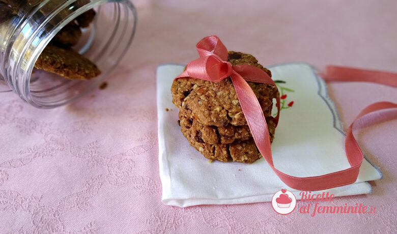 Biscotti con farina di fragole e cioccolato senza uova