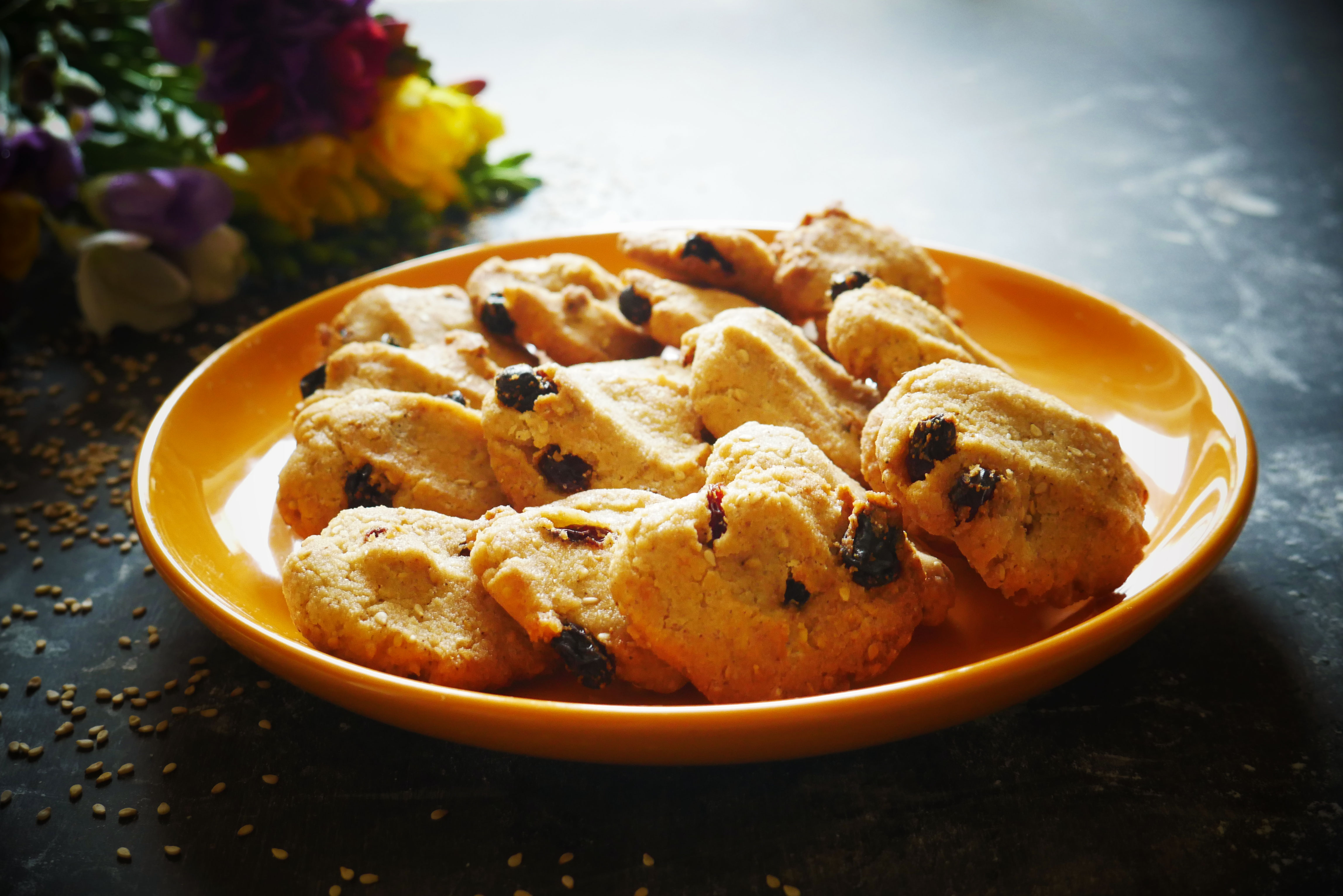 Biscotti con farina di grano saraceno senza glutine super golosi con uvetta e sesamo
