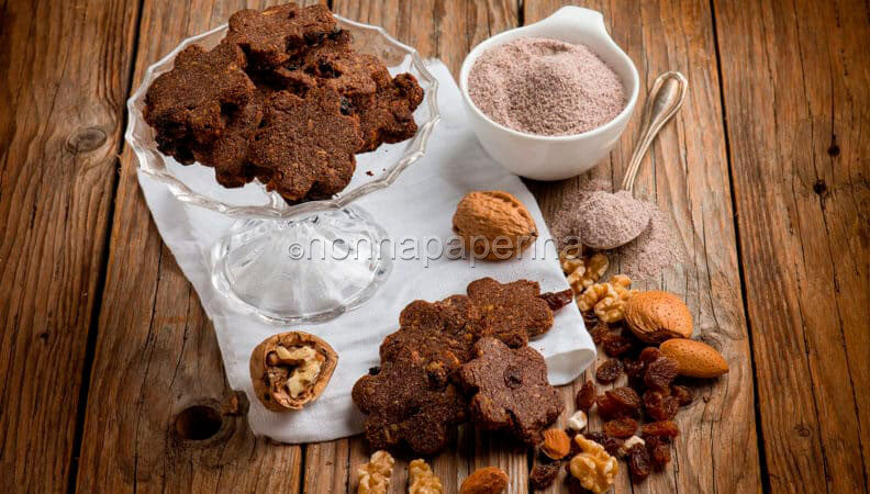 Biscotti con farina di mais blu, frutta secca e uvetta: i frollini che deliziano il palato