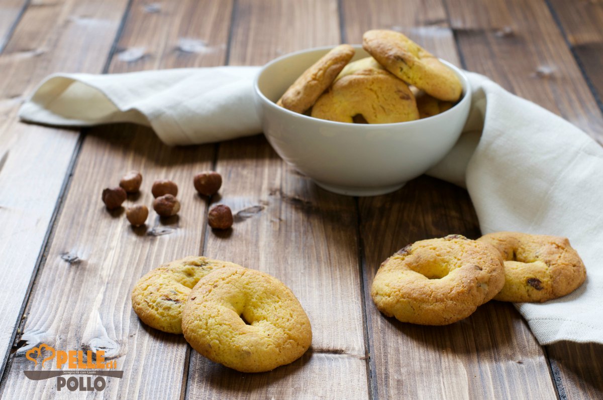 Biscotti con farina di mais, nocciole e uvetta