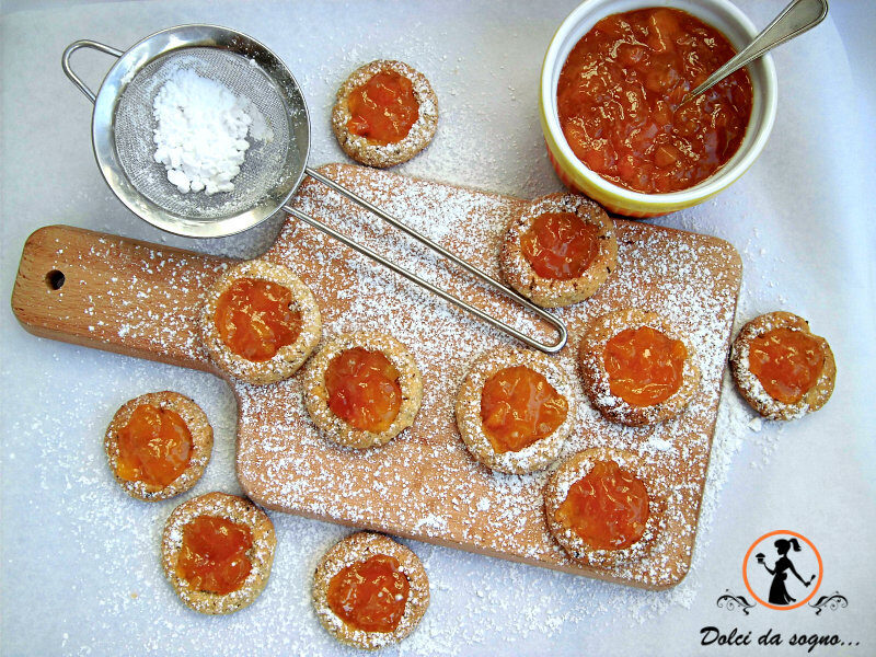 Biscotti con farina integrale di farro e confettura di pesche